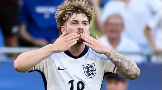 איתות לליברפול. הארווי אליוט (צילום: רויטרס)