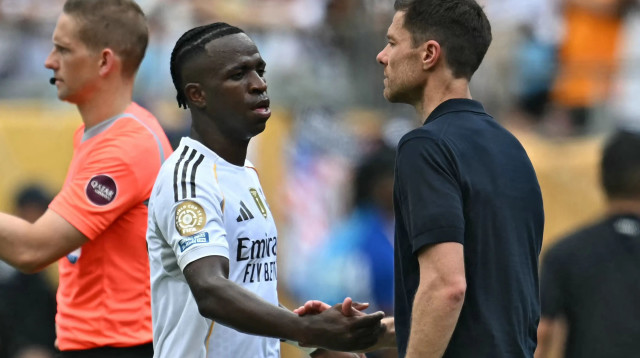 מאמן ריאל מדריד צ'אבי אלונסו לצד ויניסיוס (צילום: GettyImages)