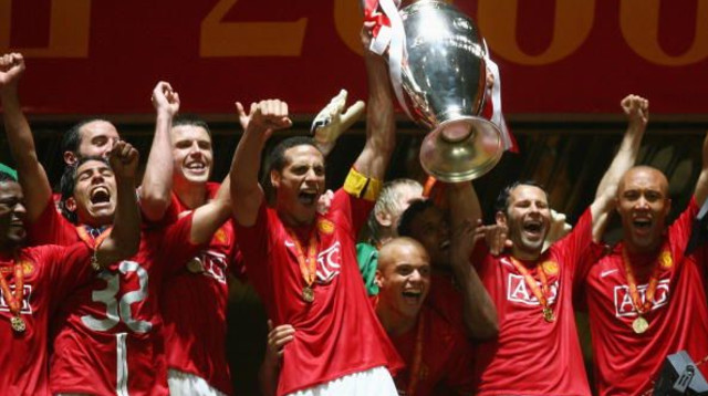 ריאן גיגס וריו פרדיננד מניפים את גביע האלופות ב-2008 (צילום: Alex Livesey)