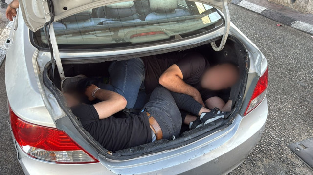 נהג ממזרח ירושלים ניסה להבריח שני שב"חים (צילום: דוברות המשטרה)