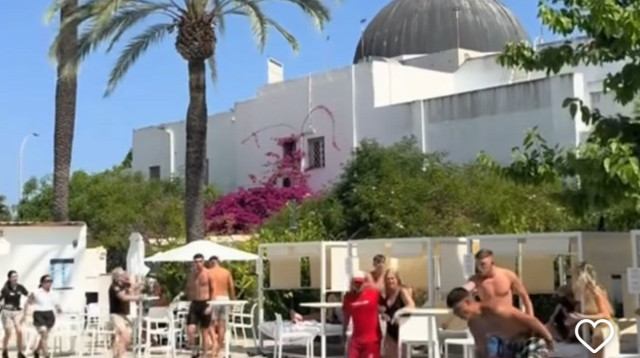 הכדורגלן מתקוטט בבריכה באיביזה (צילום: מסך אינסטגרם)