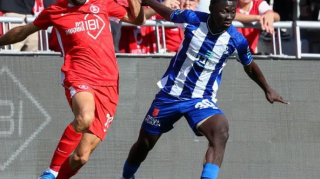 מאבק עיקש על כר הדשא בבלומפילד (צילום: דני מרון)