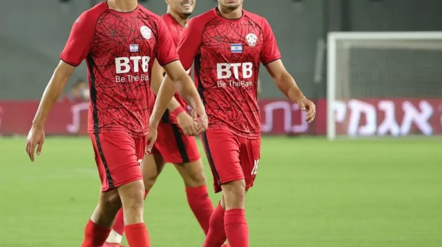 שחקני הפועל חדרה, בשאר אבדאח, גלעד אברמוב (צילום: אודי ציטיאט)