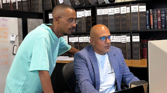 אקלום ועורך דינו אסף שרעף  (צילום: פרטי)