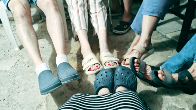 קולקציית נעליים במקלט (צילום: כרמית ספיר ויץ)