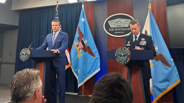 מזכיר ההגנה פיט הגסת' ויו"ר המטות המשולבים דן קיין בפנטגון (צילום: רויטרס)