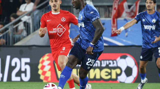 קרלוס פונק שחקן הפועל באר שבע לפני רן בנימין שחקן הפועל תל אביב (צילום: דני מרון)