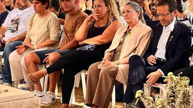 נשיא המדינה ורעייתו, יצחק ומיכל הרצוג, עינבר קידר - כלתה של עפרה וילדיה - אלעד, יעל ואורן (צילום: דוברות קיבוץ בארי)