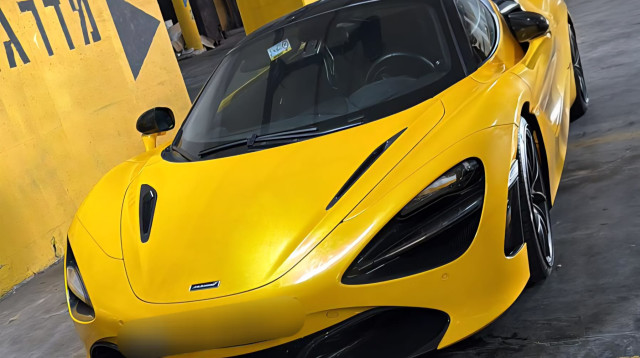 רכב מקלארן שהוסתר בחניון בחיפה (צילום: דוברות המשטרה)