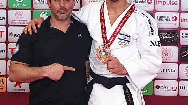 היריב לא הופיע. טל פליקר עם מאמנו גיא פוגל (צילום: אתר רשמי, איגוד הג'ודו)