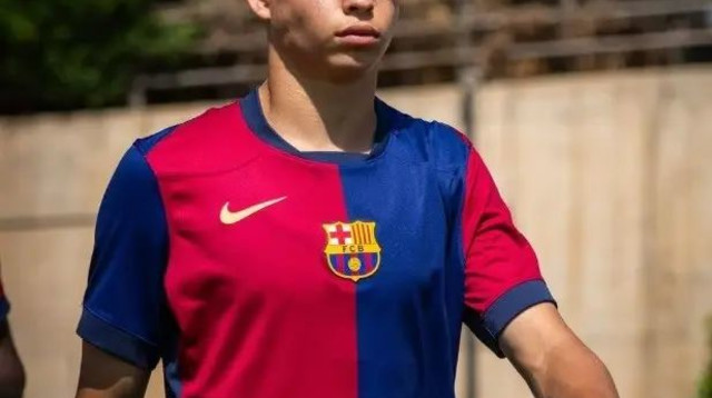 חוזה מקצועני ראשון. גורן (צילום: צילום מסך, האינסטגרם של אוריין גורן)