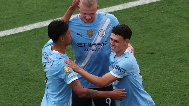 פיל פודן, ארלינג הולאנד, טיג'אני ריינדרס שחקני מנצ'סטר סיטי חוגגים (צילום: רויטרס)