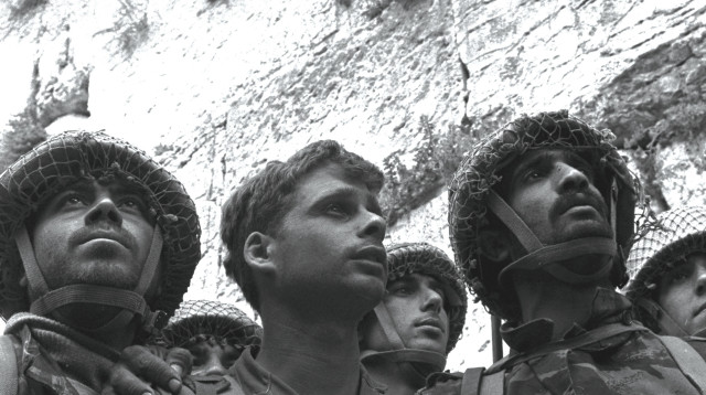 הצנחנים בכותל במלחמת ששת הימים (צילום: ארכיון דוד רובינגר, לע''מ)