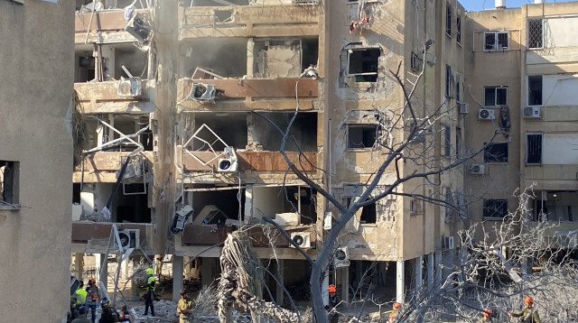 הבניין שנפגע מטיל בחולון (צילום: אבשלום ששוני)