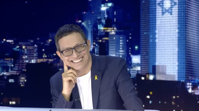 ארז טל מנחה את ספיישל "מועדון לילה" בקשת 12 (צילום: צילום מסך קשת 12)