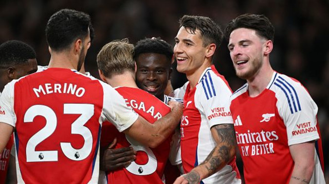 שחקני ארסנל חוגגים (צילום: Shaun Botterill)