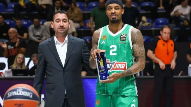 בראון אף זכה לטקס הוקרה לפני המשחק (צילום: אתר רשמי, דראגן טשיץ')