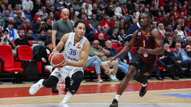 איתן בורג שחקן בני הרצליה לפני ג'ארד הארפר שחקן הפועל ירושלים (צילום: לירון מולדובן)