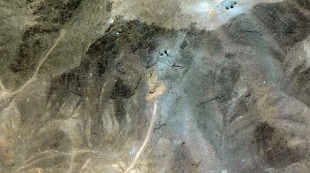 דחפורים ליד הכניסות הצפוניות למתחם הגרעין פורדו (צילום: Maxar Technologies)