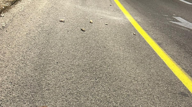 אבנים שהושלכו לעבר כוחות צה"ל בכביש סמוך לכפר מאלכ (צילום: דובר צה"ל)