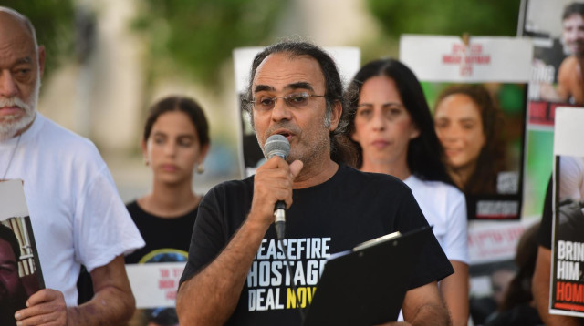 יהודה כהן בהצהרת משפחות החטופים בקריה בתל אביב (צילום: אבשלום ששוני)