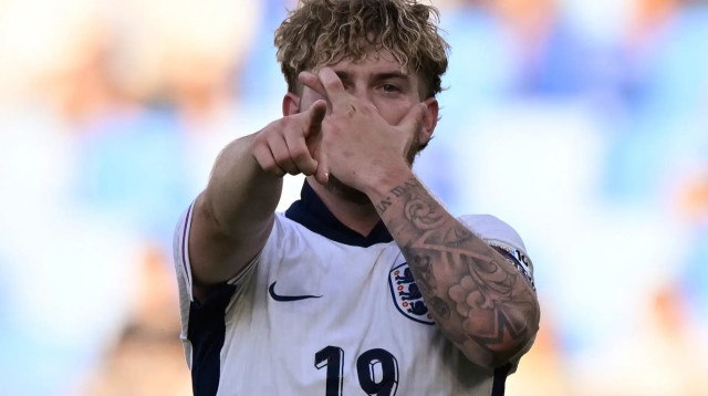 הארווי אליוט שחקן נבחרת אנגליה הצעירה חוגג שער (צילום: רויטרס)