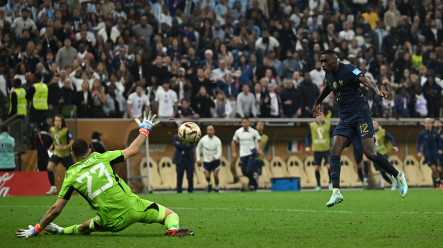 החמצה שהפכה את סדר האירועים ללא הגיוני בעליל. רנדל קולו מואני נעצר אצל אמיליאנו מרטינס (צילום: רויטרס)