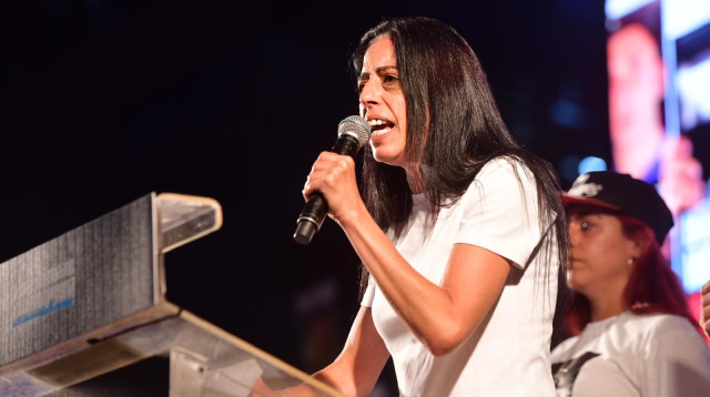 עינב צנגאוקר בכיכר החטופים (צילום: אבשלום ששוני)