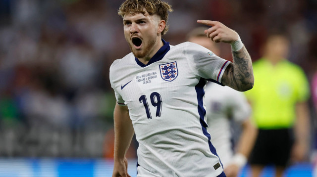 חלוץ נבחרת אנגליה הצעירה הארווי אליוט חוגג שער מול גרמניה בגמר (צילום: רויטרס)