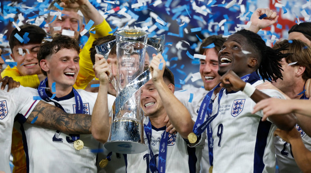 נבחרת אנגליה הצעירה חוגגת זכייה באליפות אירופה (צילום: רויטרס)