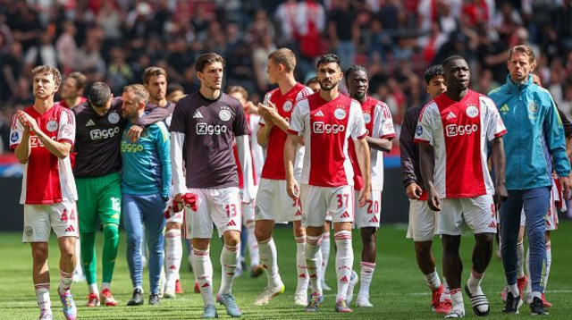 שחקני אייאקס יורדים מאוכזבים אחרי אובדן האליפות (צילום: BSR Agency)