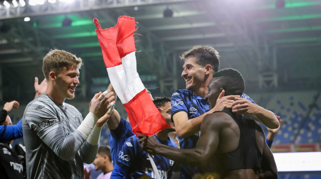 קינגס קאנגווה, הלדר לופס, ניב אליאסי שחקני הפועל באר שבע חוגגים (צילום: מאור אלקסלסי)