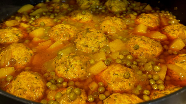 מתכון לקציצות עוף ברוטב (צילום: ליאל עזור)