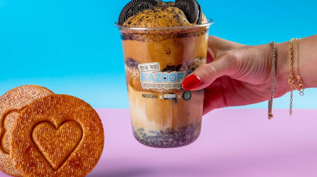 קפה קוריאני מוקצף ועוגיית דלונגה (צילום: בועז לביא)