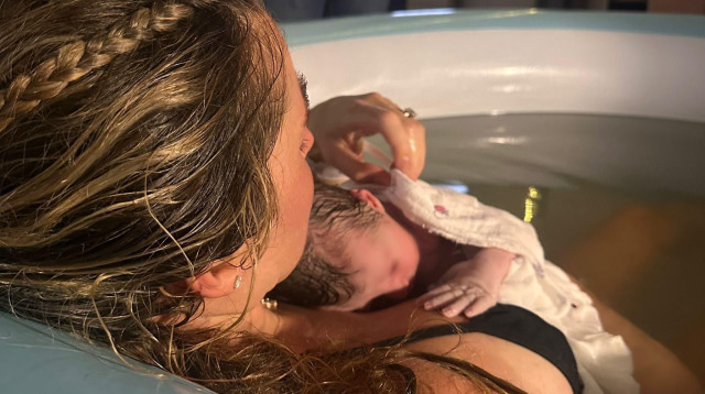 אן זיוי ובנה הראשון (צילום: אינסטגרם)