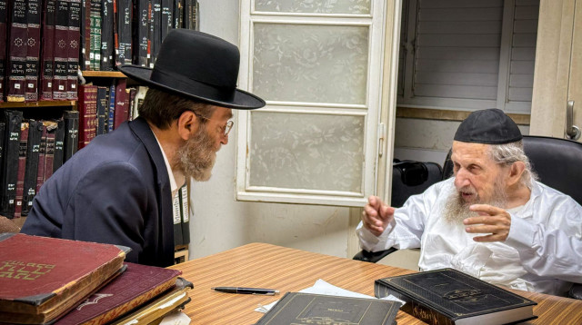 ח"כ משה גפני בהתייעצות במעונו של הגר"ד לנדו שליט"א בעניינים העומדים על הפרק (צילום: ללא קרדיט)