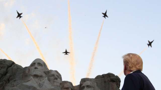 דונלד טראמפ בהר ראשמור (צילום: REUTERS/Tom Brenner)