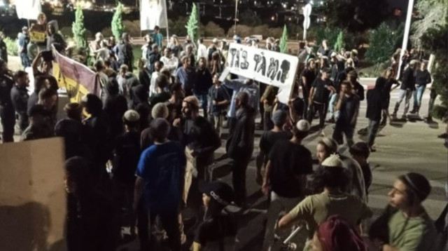 התפרעות בבית אל (צילום: צילום מסך רשתות חברתיות)