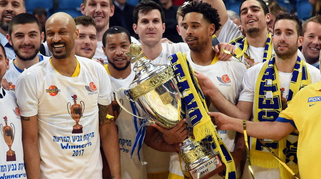 שחקני מכבי תל אביב, סילבן לנדסברג, גיא פניני, אנדרו גאודלוק, דווין סמית' (צילום: ברני ארדוב)