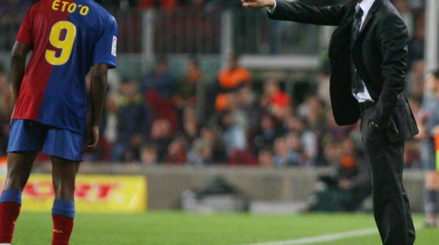 סמואל אטו ופפ גווארדיולה (צילום: AFP)