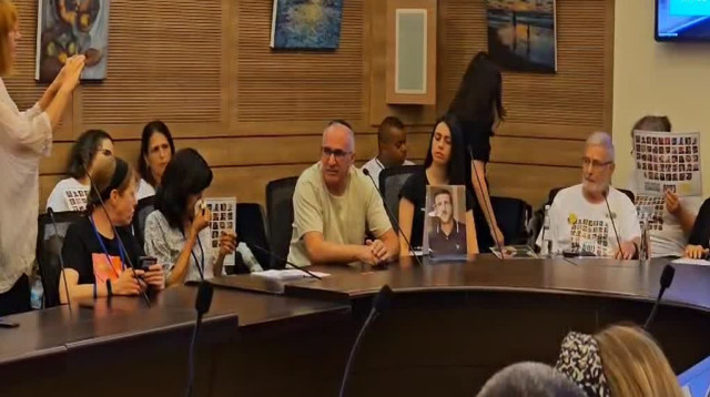 יוסי כהן, אביו של עמית כהן ז"ל, בוועדה לביטחון לאומי בכנסת (צילום: אברהם בלוך)