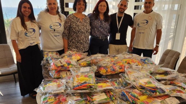 בכירי עמותת שניר מחלקים ערכות פנאי  (צילום: יח"צ)