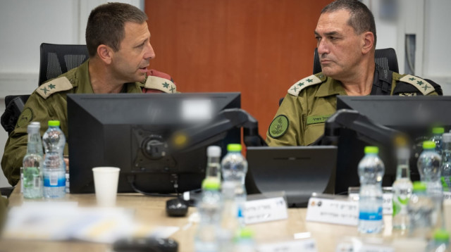 הרמטכ"ל אייל זמיר ואלוף אבי בלוט (צילום: דובר צה"ל)