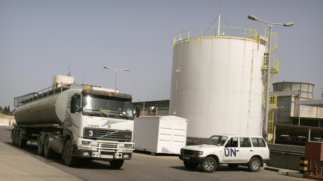 משאית דלק ברצועת עזה (צילום: REUTERS/Ismail Zaydah)