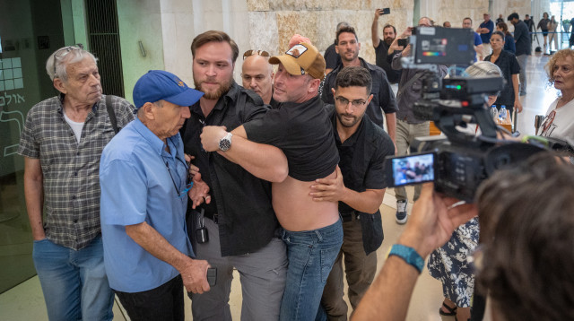 משפחות חטופים מוצאות מהדיון על מינוי דוד זיני לראשות השב"כ (צילום: יונתן זינדל פלאש 90)