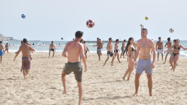 צעירים משחקים בים. מזג אוויר חם (צילום: אבשלום ששוני)