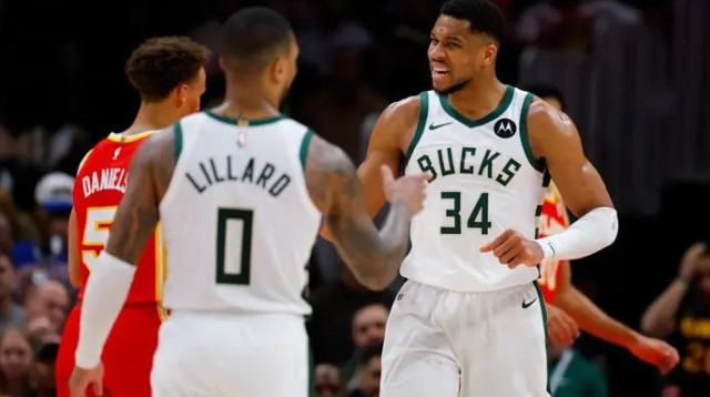 טריפל דאבל שביעי העונה. יאניס חוגג עם לילארד (צילום: GettyImages, Todd Kirkland)