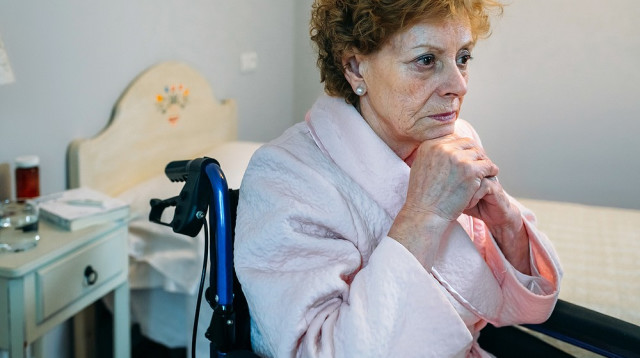 אישה מבוגרת עם פנים עצובות (צילום: אינג אימג')