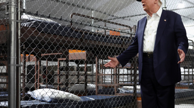 דונלד טראמפ מבקר ב"Alligator Alcatraz" בפלורידה (צילום: REUTERS/Evelyn Hockstein)