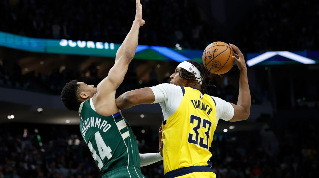 מיילס טרנר מול יאניס אנטטוקומפו (צילום: GettyImages, John Fisher)